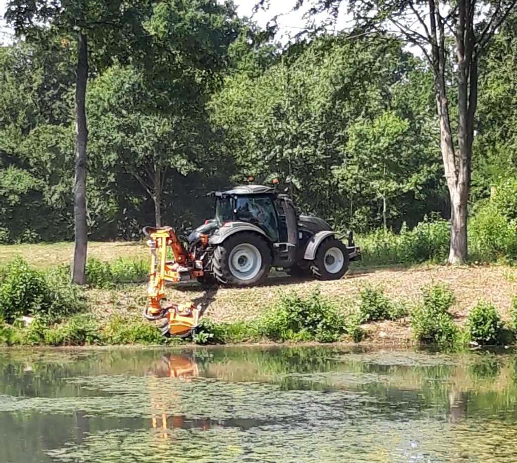 Schlepper mit Auslegemulcher