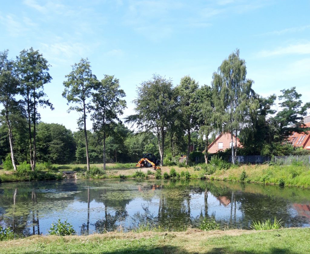 Schlepper mit Auslegemulcher