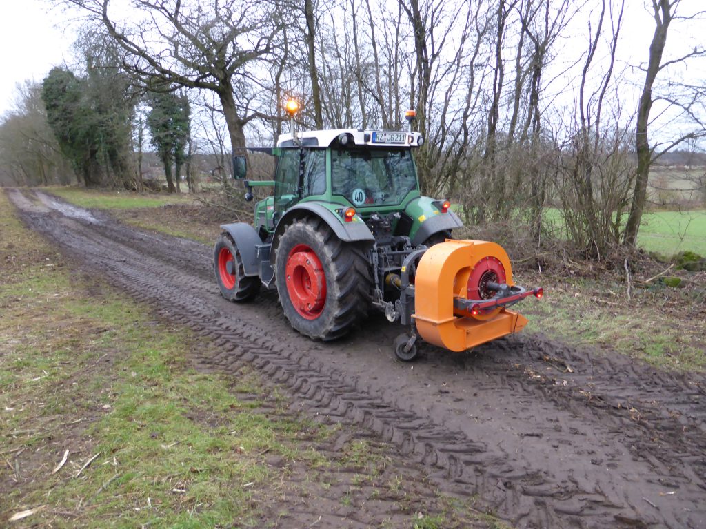 Schlepper mit Laubpuster
