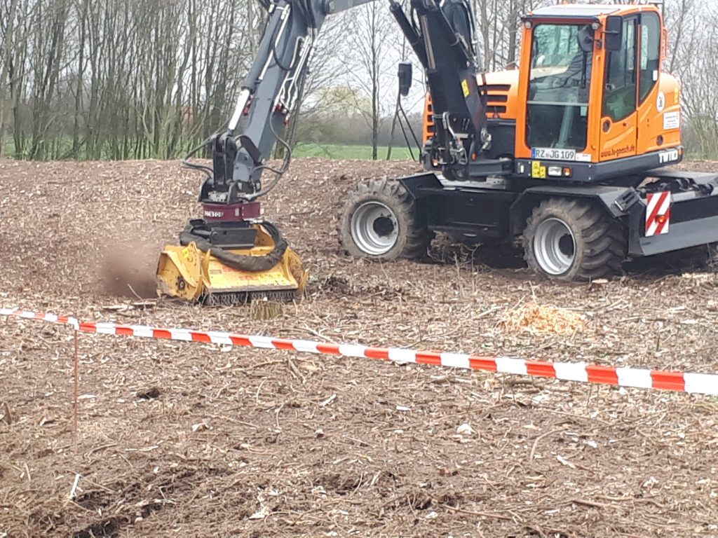 Baggermit Forstmulcher